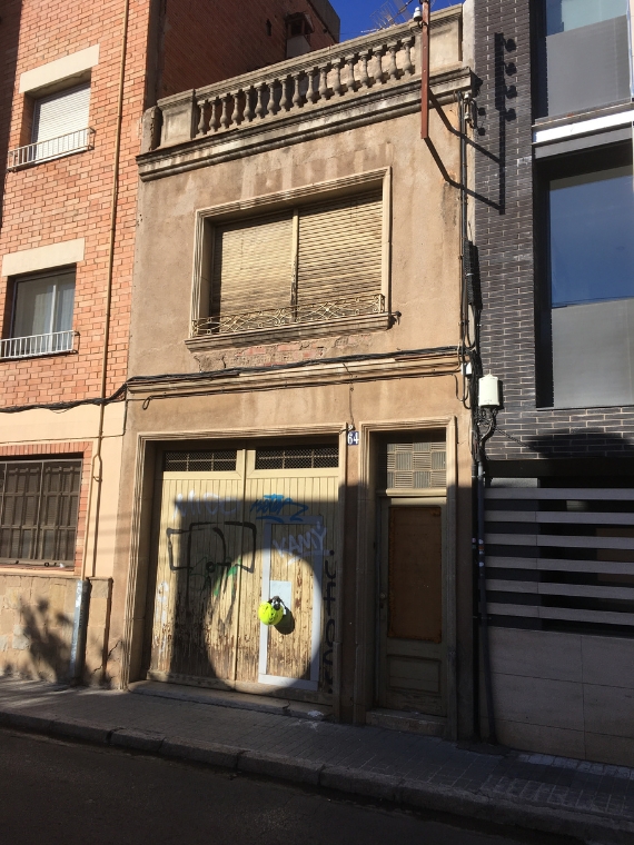 Ampliació i subdivisió d’habitatge unifamiliar en edifici plurifamiliar de tres apartaments per CEB Arquitectes