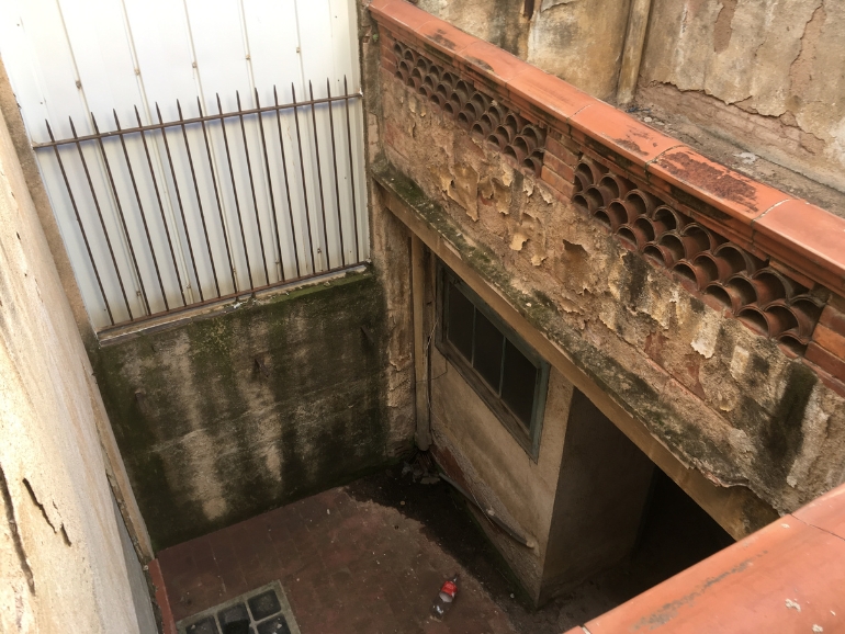 Ampliació i subdivisió d’habitatge unifamiliar en edifici plurifamiliar de tres apartaments per CEB Arquitectes