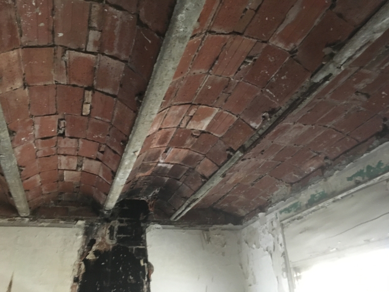 Ampliació i subdivisió d’habitatge unifamiliar en edifici plurifamiliar de tres apartaments per CEB Arquitectes