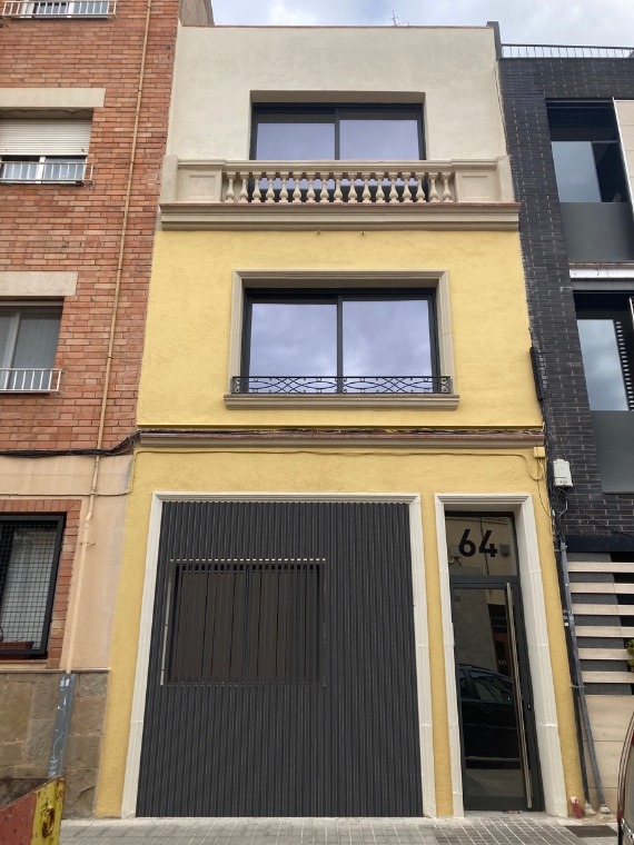 Ampliació i subdivisió d’habitatge unifamiliar en edifici plurifamiliar de tres apartaments per CEB Arquitectes