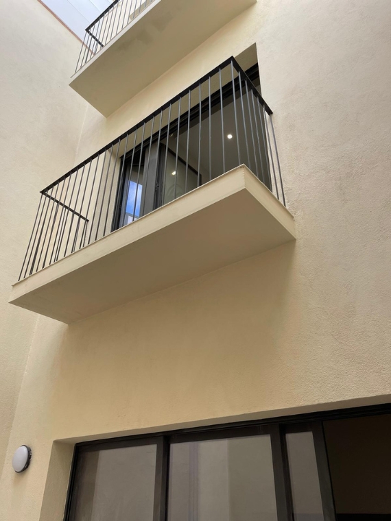 Ampliació i subdivisió d’habitatge unifamiliar en edifici plurifamiliar de tres apartaments per CEB Arquitectes