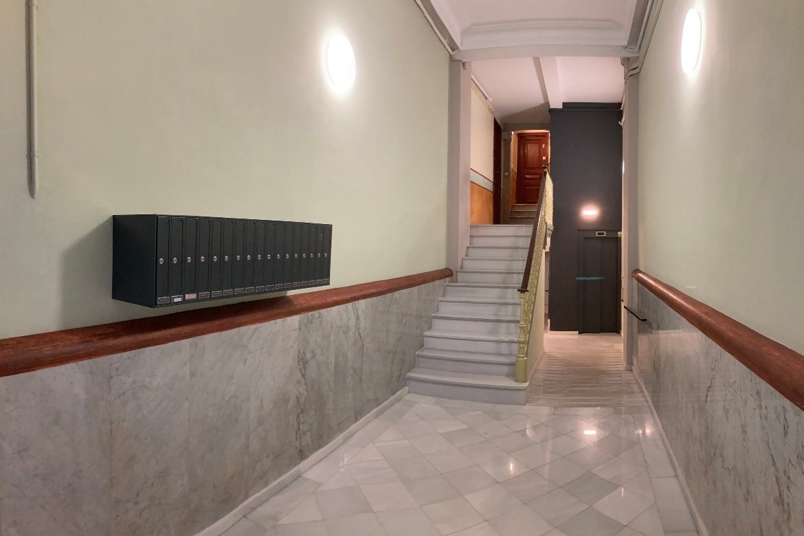 Consolidació estructural, instal·lació d’ascensor i restauració de vestíbul d’edifici carrer Viladomat per CEB Arquitectes