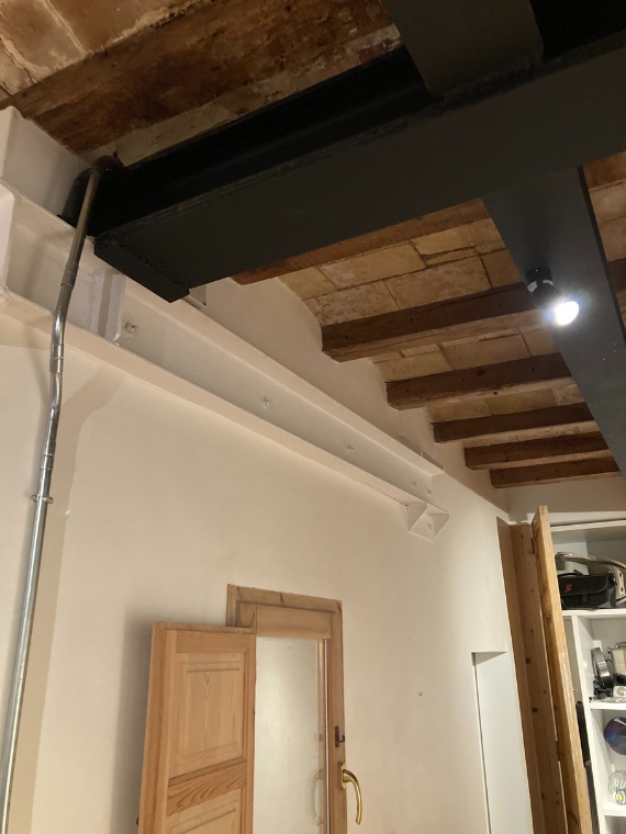 Consolidació estructural, instal·lació d’ascensor i restauració de vestíbul d’edifici carrer Viladomat per CEB Arquitectes