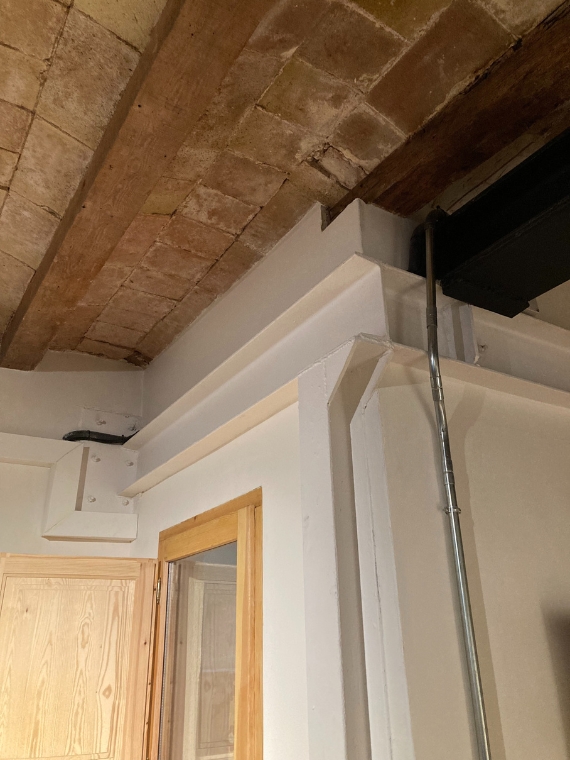 Consolidació estructural, instal·lació d’ascensor i restauració de vestíbul d’edifici carrer Viladomat per CEB Arquitectes