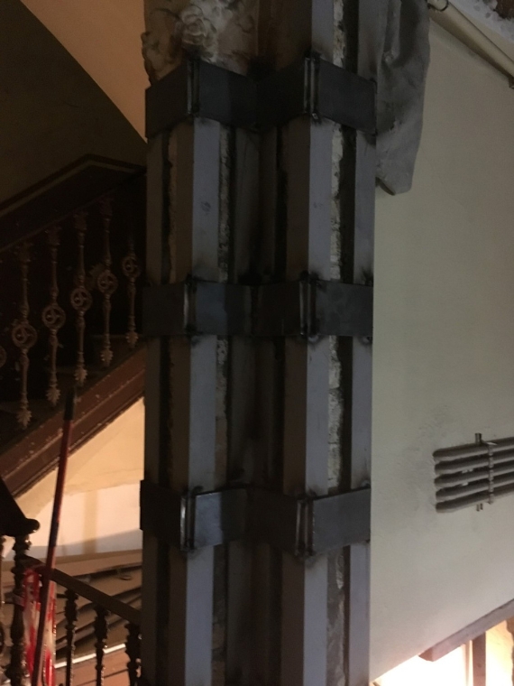 Consolidació estructural, instal·lació d’ascensor i restauració de vestíbul d’edifici carrer Viladomat per CEB Arquitectes