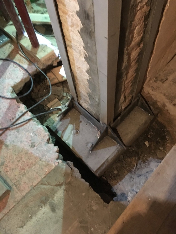 Consolidació estructural, instal·lació d’ascensor i restauració de vestíbul d’edifici carrer Viladomat per CEB Arquitectes