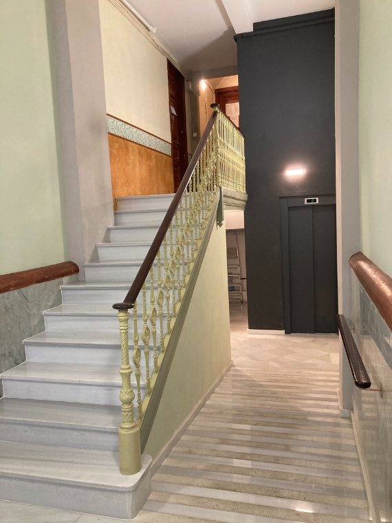 Consolidació estructural, instal·lació d’ascensor i restauració de vestíbul d’edifici carrer Viladomat per CEB Arquitectes