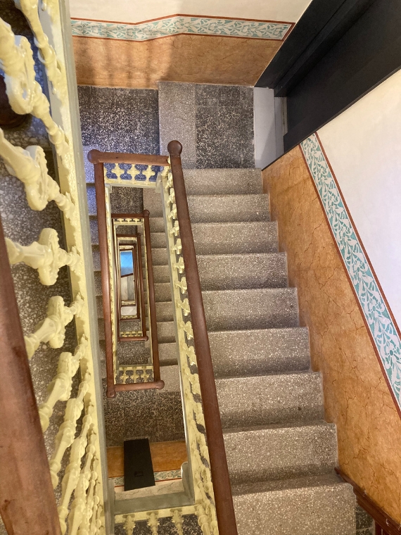 Consolidació estructural, instal·lació d’ascensor i restauració de vestíbul d’edifici carrer Viladomat per CEB Arquitectes