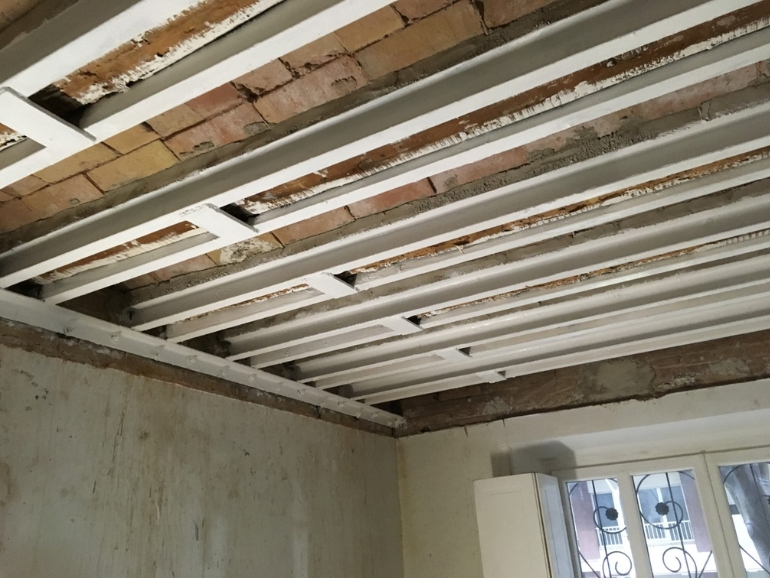 Consolidació estructural, instal·lació d’ascensor i restauració de vestíbul d’edifici carrer Viladomat per CEB Arquitectes