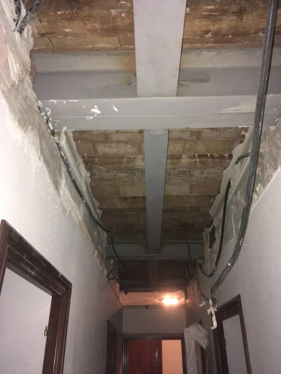 Consolidació estructural, instal·lació d’ascensor i restauració de vestíbul d’edifici carrer Viladomat per CEB Arquitectes